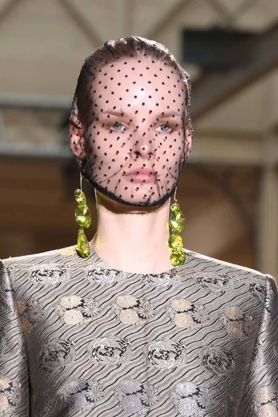 Look 18